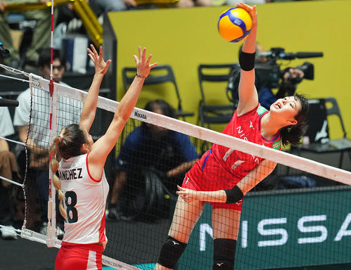 日本対ペルー　第1セット、アタックを決める山田（右）（撮影・垰建太）