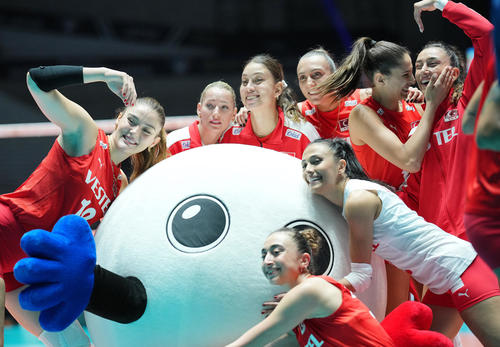 トルコ対プエルトリコ　プエルトリコに勝利しバボちゃんと記念写真に納まるトルコの選手たち（撮影・垰建太）