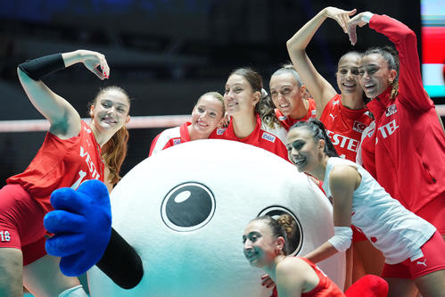 トルコ対プエルトリコ　プエルトリコに勝利しバボちゃんと記念写真に納まるトルコの選手たち（撮影・垰建太）