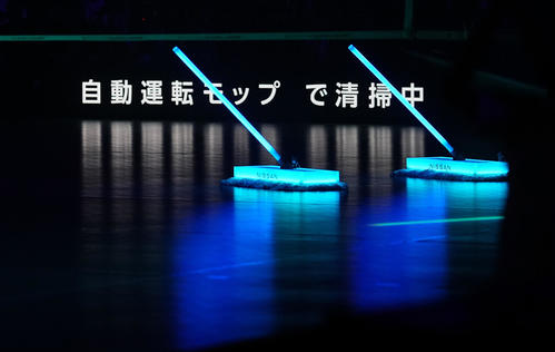 日本対ペルー　試合前、パフォーマンスに合わせてコートを清掃する日産の「自働運転モップ」（撮影・垰建太）