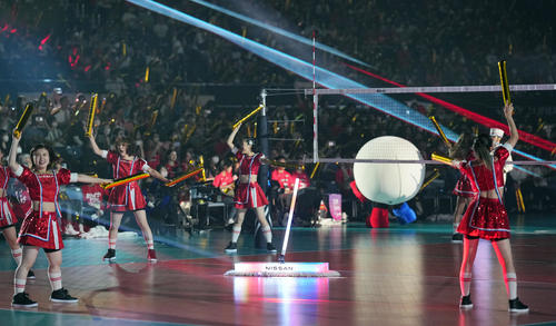 日本対ペルー　試合前、パフォーマンスに合わせてコートを清掃する日産の「自働運転モップ」（撮影・垰建太）