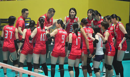 日本対ペルー　試合前、円陣を組む日本の選手たち（撮影・垰建太）