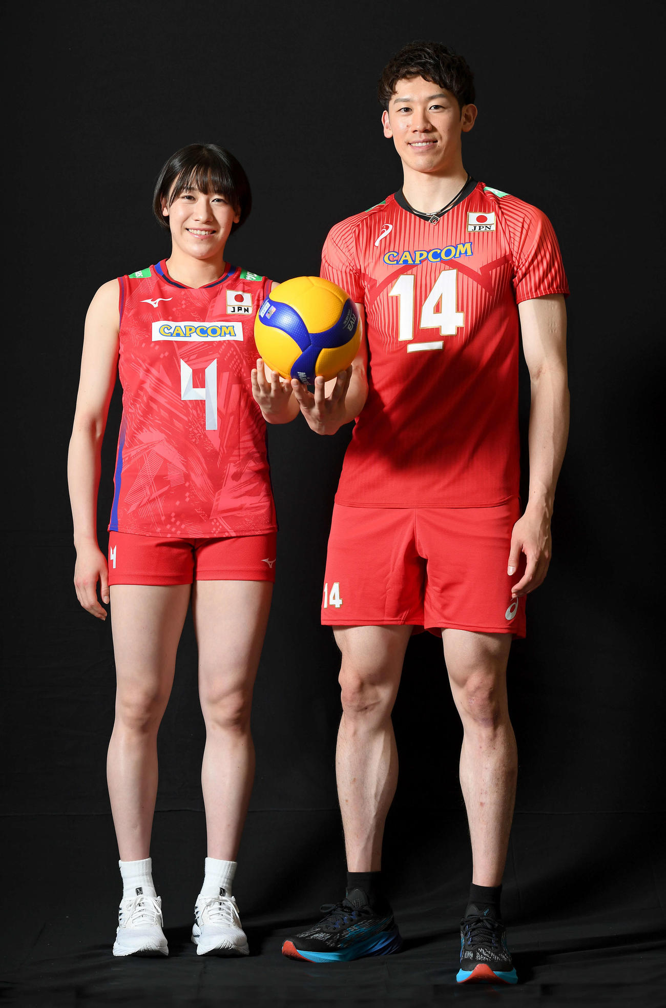 バレーボール日本代表の兄・石川祐希（右）と妹・真佑