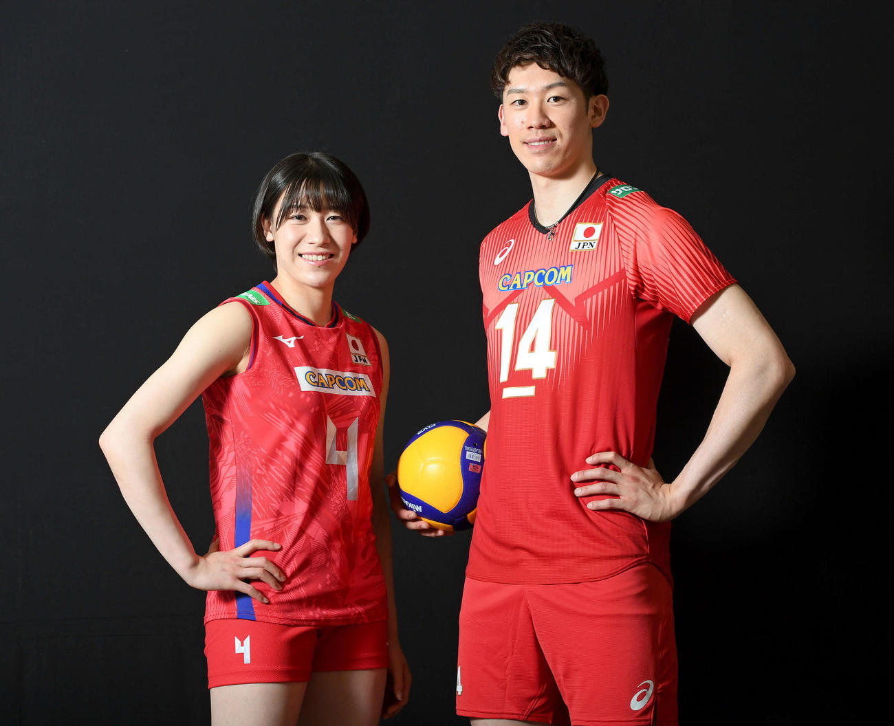 バレーボール日本代表の兄・石川祐希（右）と妹・真佑