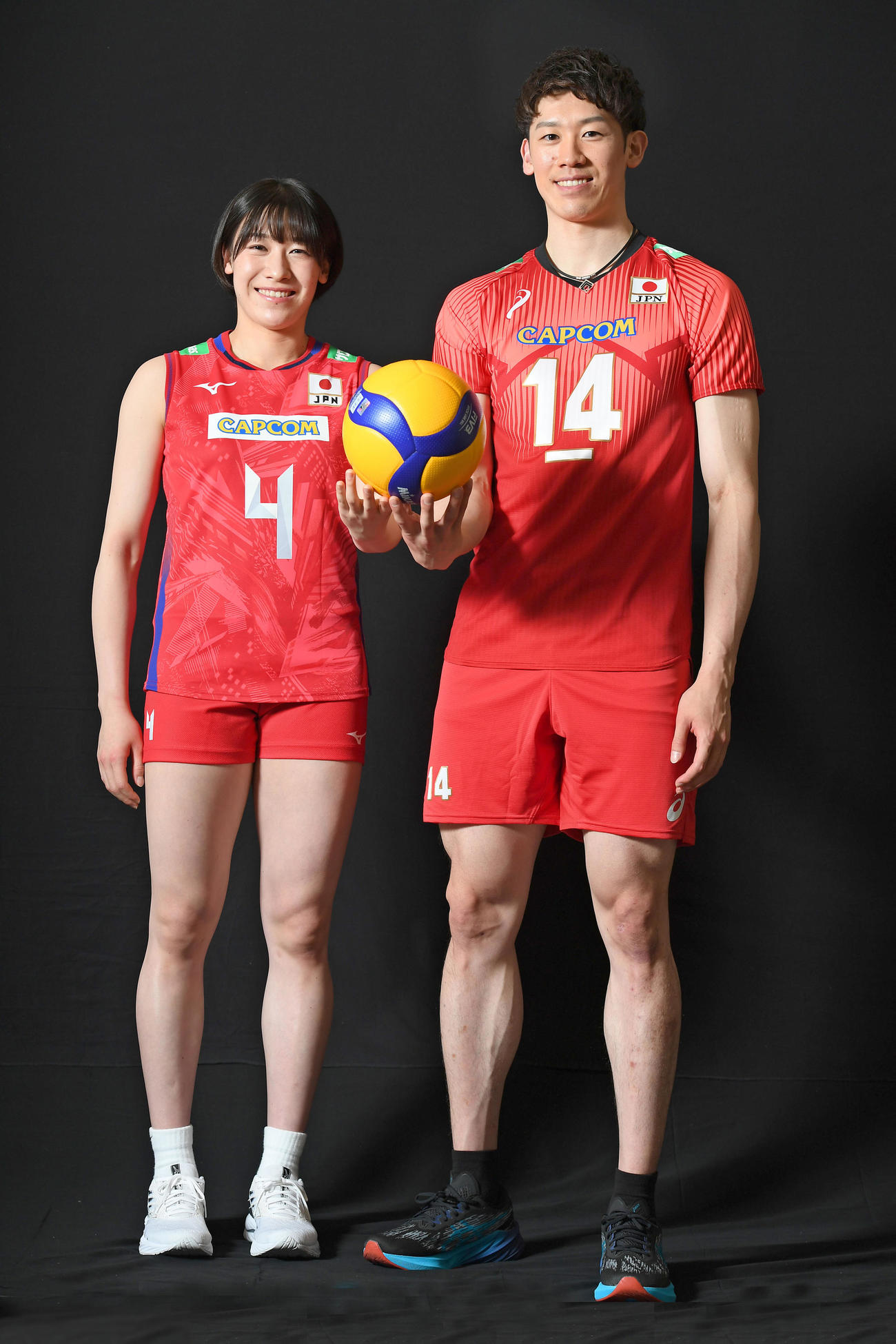 バレーボール日本代表の兄・石川祐希（右）と妹・真佑