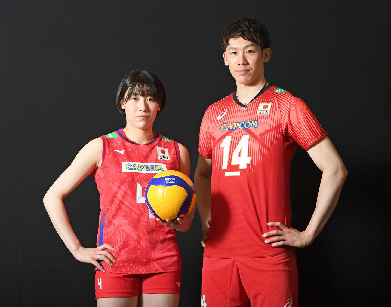 バレーボール日本代表の兄・石川祐希（右）と妹・真佑