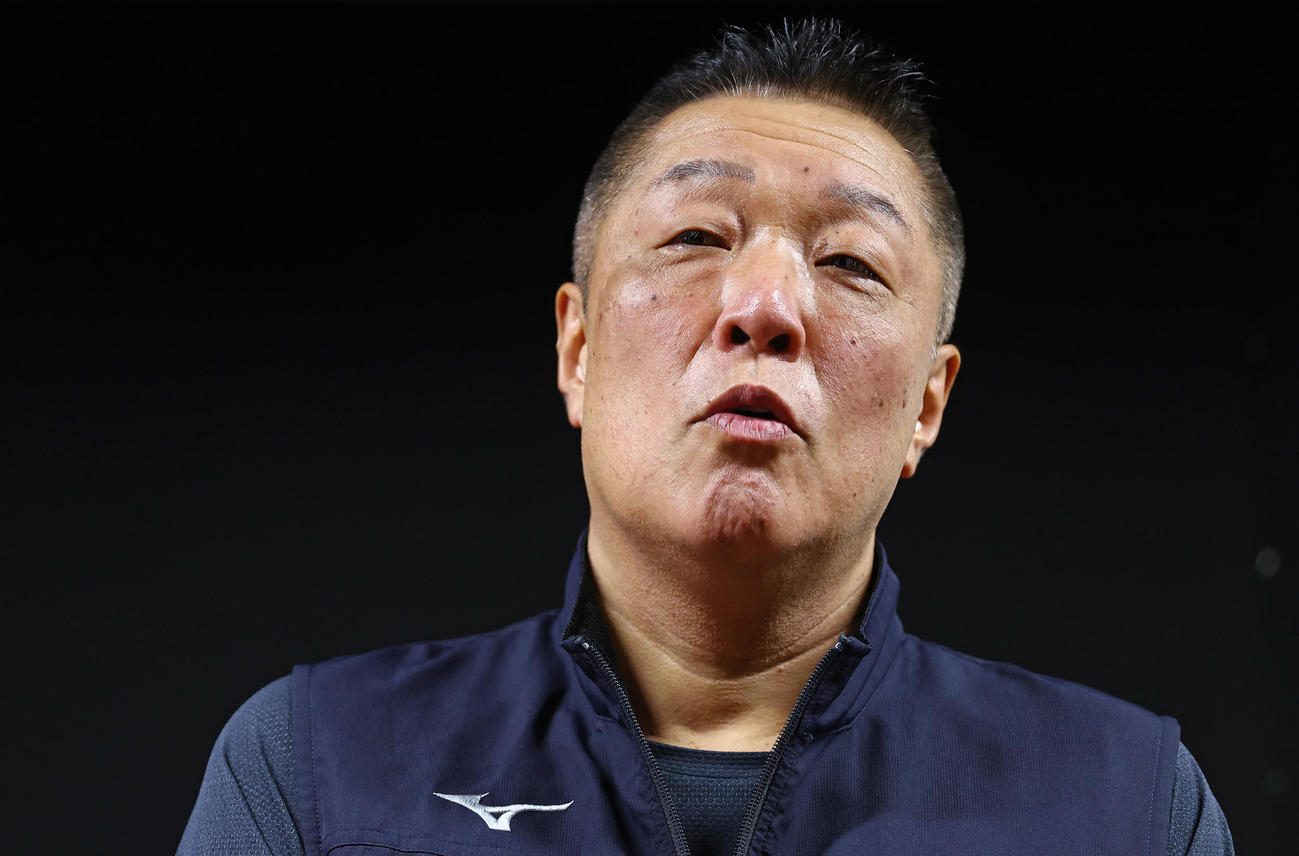 前日練習を終え記者の質問に答える日本真鍋監督（撮影・垰建太）