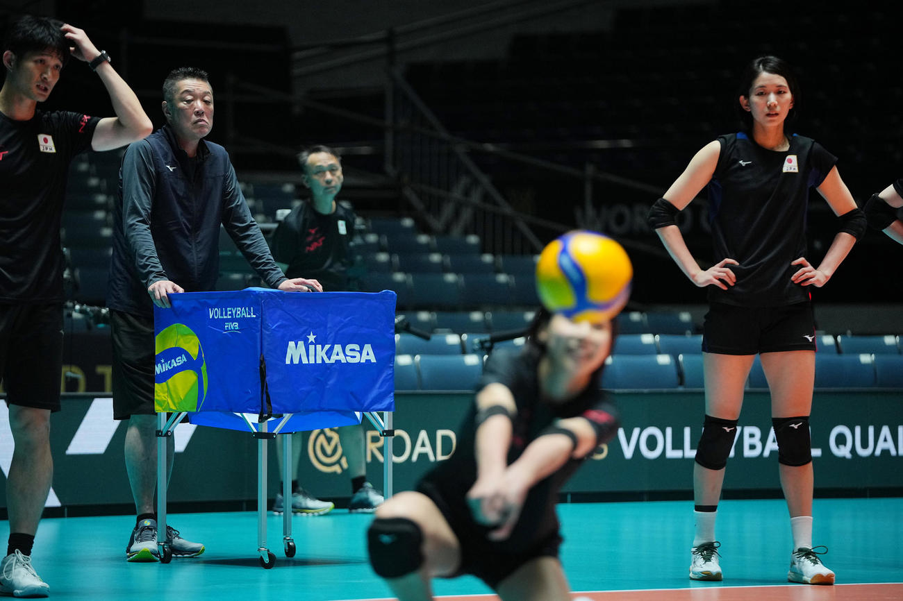 前日練習に臨む真鍋監督（左）、古賀（右）ら選手たち（撮影・垰建太）