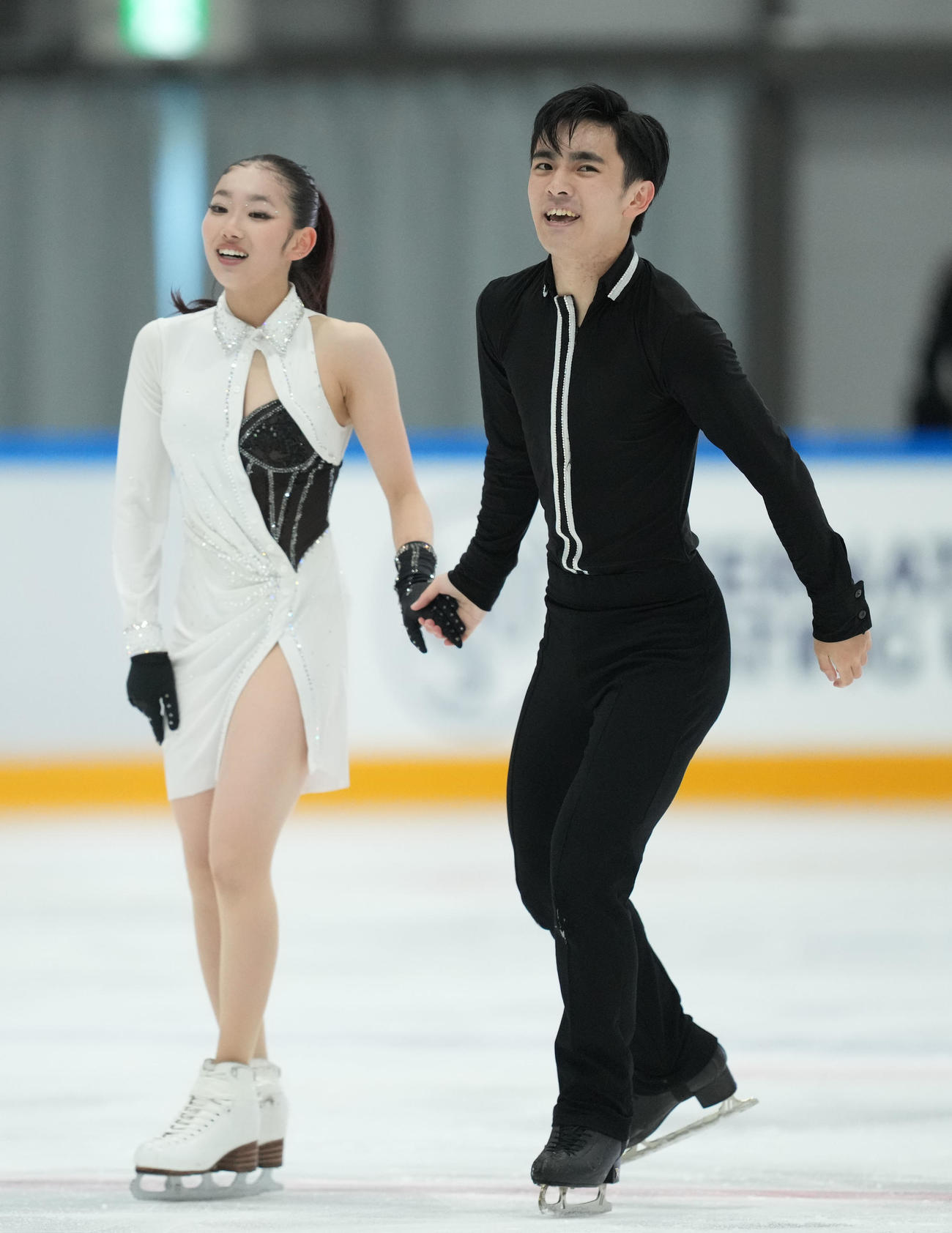 ジュニアアイスダンス　フリーでの演技後、ホッとした表情を見せる岸本（左）と田村組（撮影・狩俣裕三）