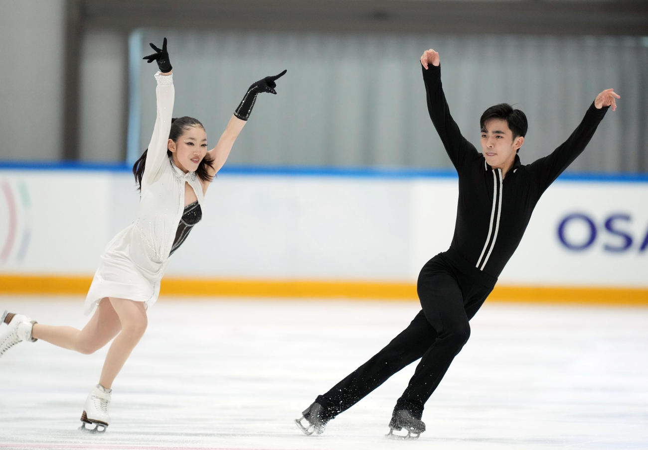 ジュニアアイスダンス　フリーで演技をする岸本（左）と田村組（撮影・狩俣裕三）