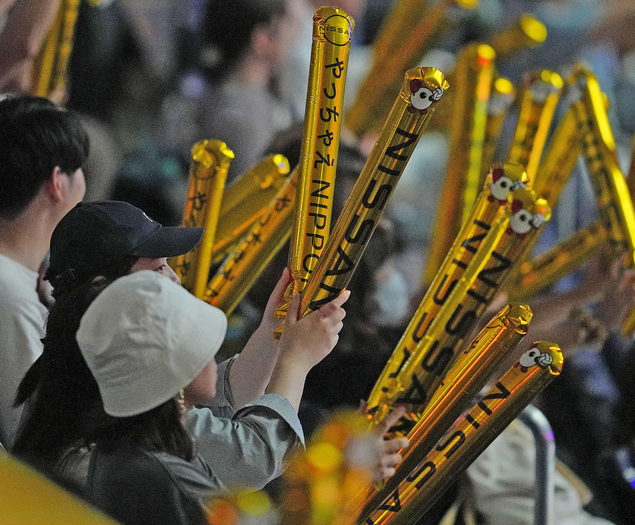 日産ロゴ入りのバルーンを手に応援するファン（撮影・垰建太）