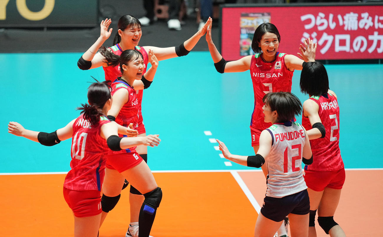 日本対ペルー　第1セット、ポイントを奪い喜び合う日本の選手たち（撮影・垰建太）