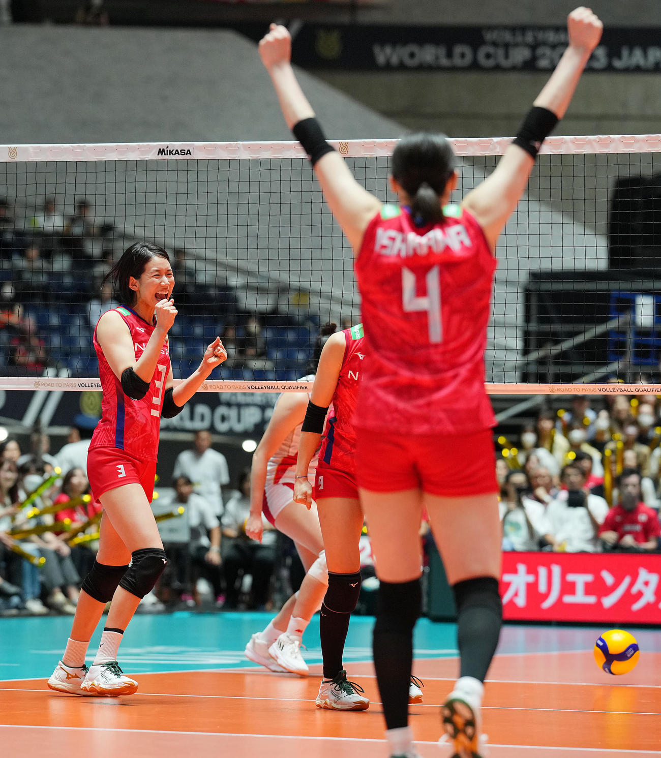 日本対ペルー　第3セット、ブロックから得点を奪いガッツポーズする古賀（左）ら（撮影・垰建太）