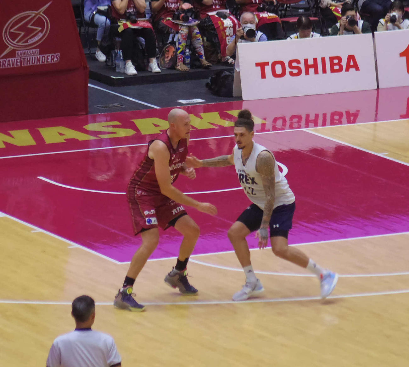 B1宇都宮とのプレシーズンマッチに出場した川崎のファジーカス（左）