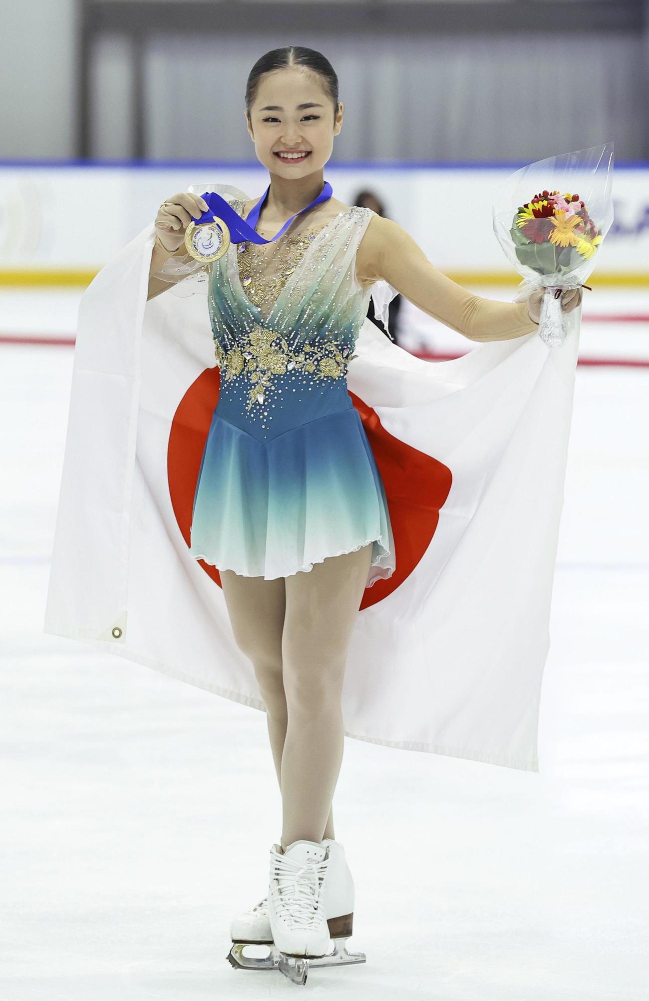 女子で優勝し、笑顔を見せる島田麻央（共同）