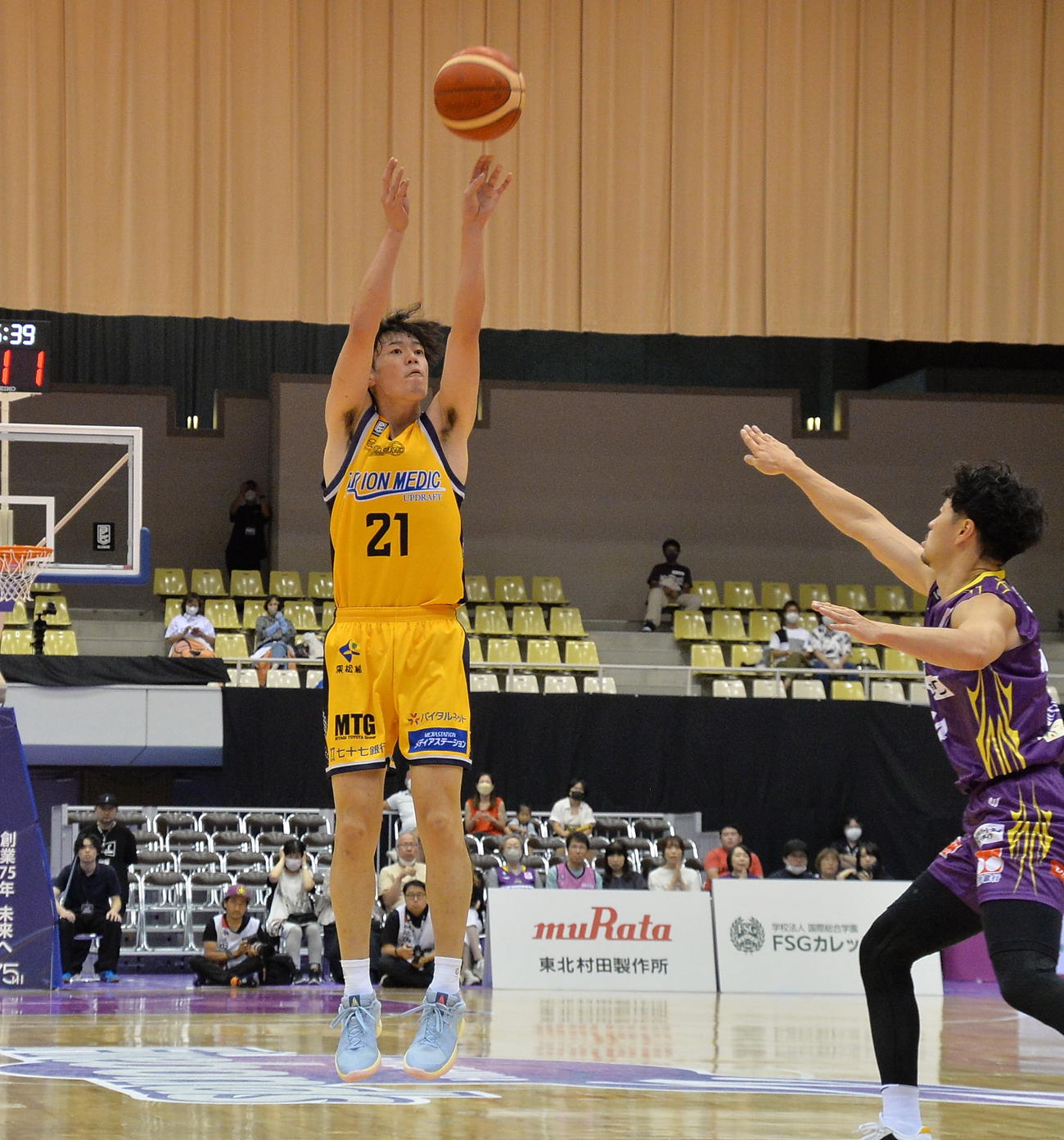 第2Q、3点シュートを決める仙台渡部（左）