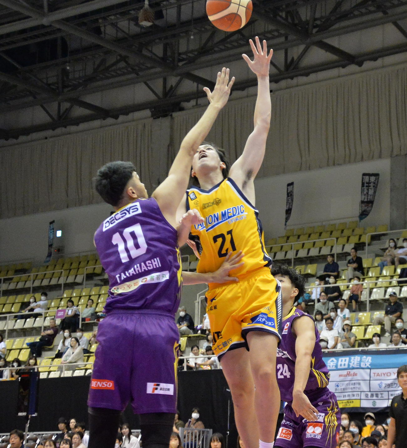 仙台対山形　第2Q残り4分54秒、フックシュートを決める仙台89ERS・渡部（右）（撮影・濱本神威）
