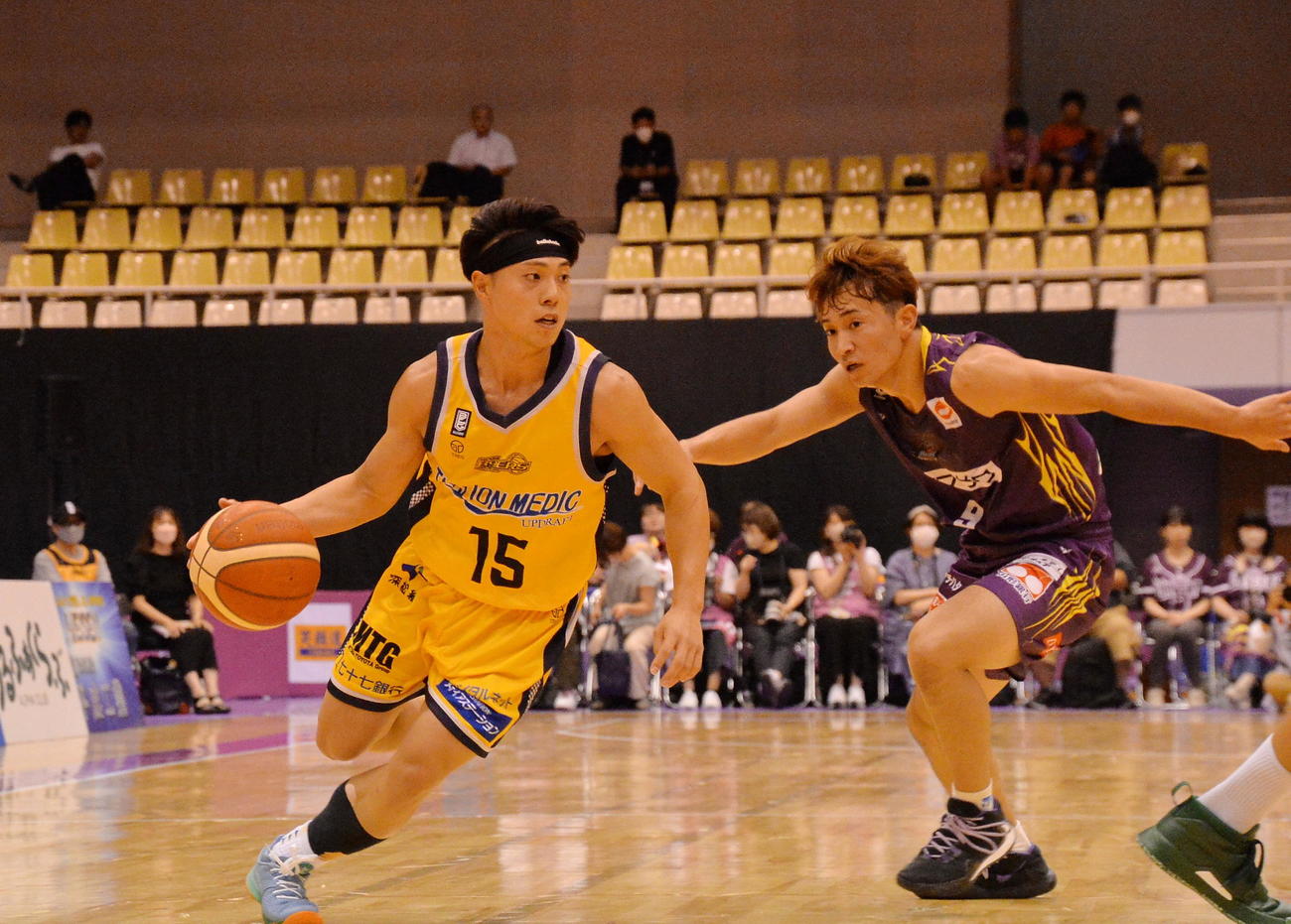 仙台対山形　ドリブルする仙台89ERS・渡辺（左）（撮影・濱本神威）