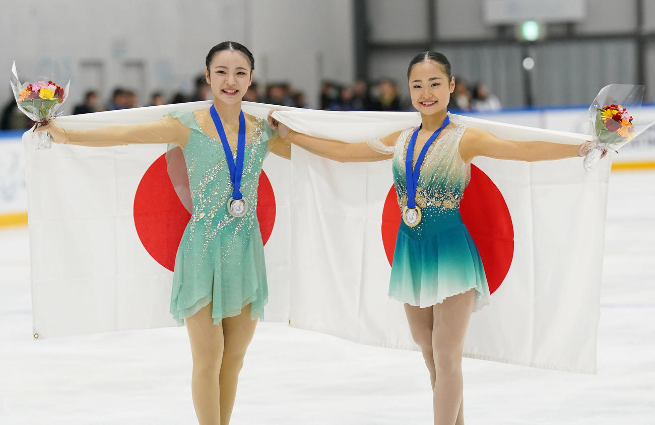 表彰式後、記念撮影をする優勝した島田（右）と2位の高木（撮影・狩俣裕三）