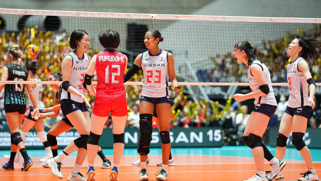 日本対アルゼンチン　第3セット、得点を奪い喜び合う宮部（中央）ら日本の選手たち（撮影・垰建太）