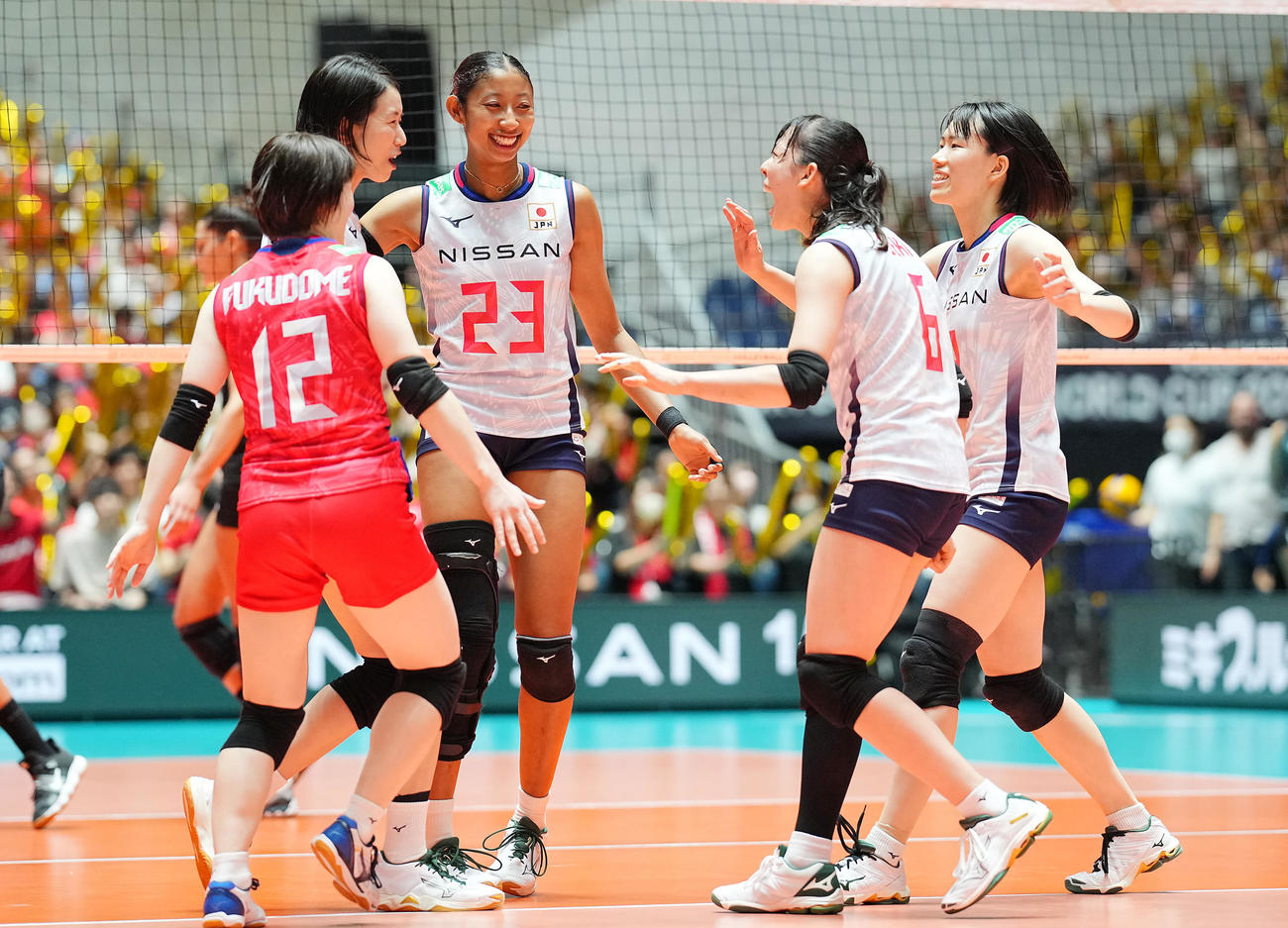 日本対アルゼンチン　第3セット、得点を奪い喜び合う宮部（中央）ら日本の選手たち（撮影・垰建太）