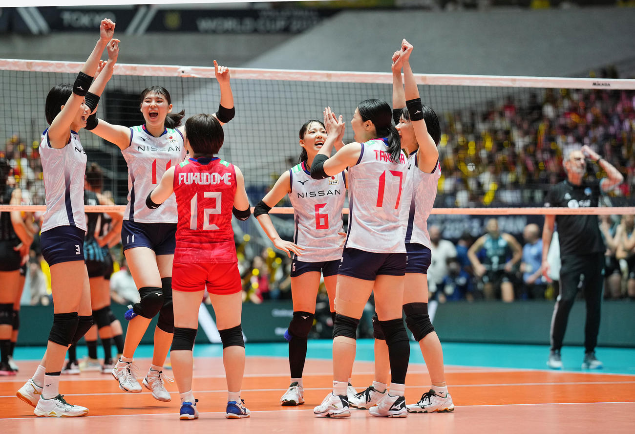 日本対アルゼンチン　アルゼンチンに勝利し喜び合う日本の選手たち（撮影・垰建太）