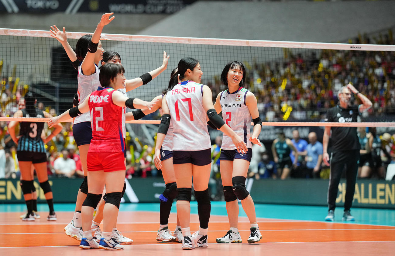 日本対アルゼンチン　アルゼンチンに勝利し喜び合う林（右）ら日本の選手たち（撮影・垰建太）