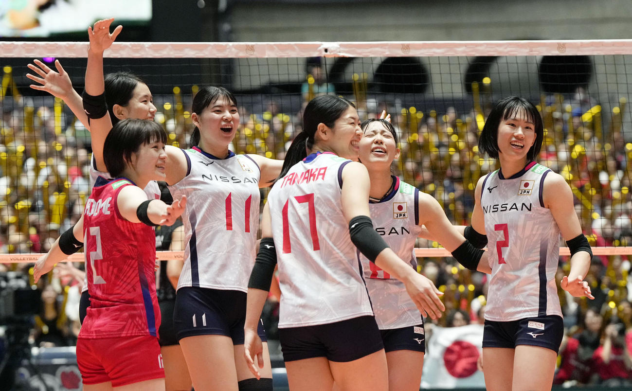 アルゼンチンに勝利し喜ぶ日本（共同）