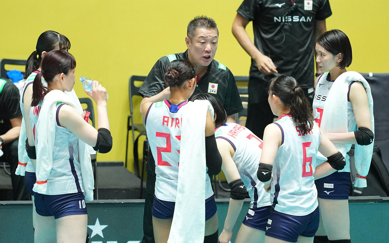 日本対アルゼンチン　タイムアウトで選手たちを鼓舞する日本の真鍋監督（中央）（撮影・垰建太）