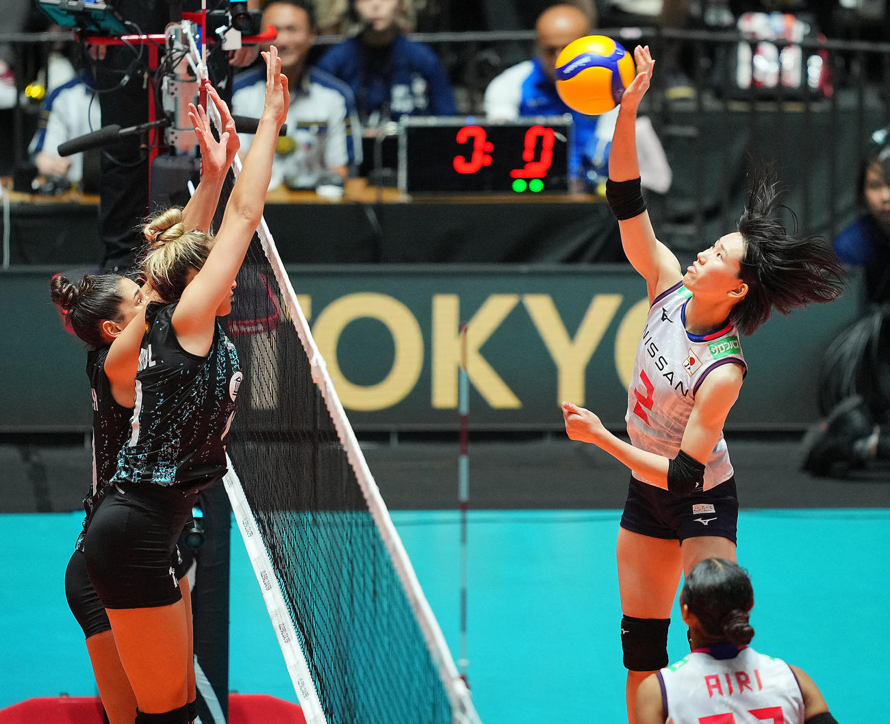 日本対アルゼンチン　第3セット、スパイクを放つ林（右）（撮影・垰建太）