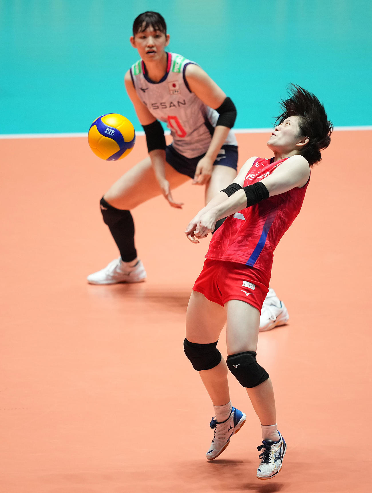 日本対アルゼンチン　第3セット、相手の鋭いスパイクをレシーブする福留（手前）（撮影・垰建太）