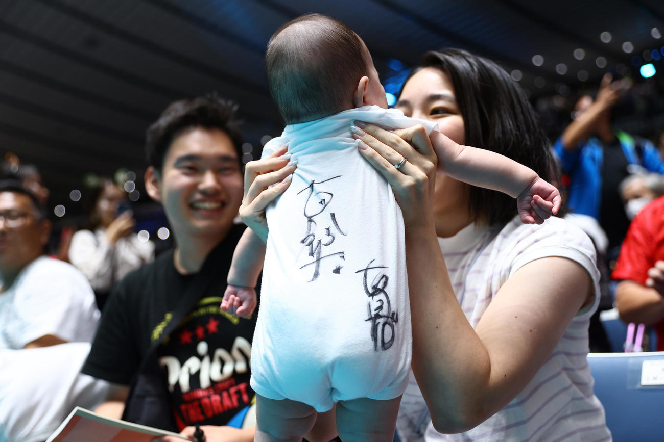 日本対アルゼンチン　アルゼンチンに勝利した日本の石川真佑と古賀紗理那のサインをもらったファン（撮影・垰建太）