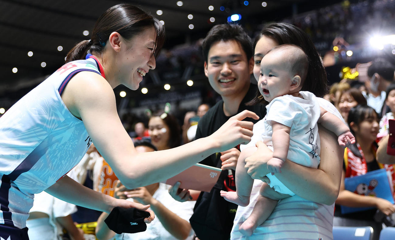 日本対アルゼンチン　アルゼンチンに勝利しファンの子どもにサインする石川（左）（撮影・垰建太）