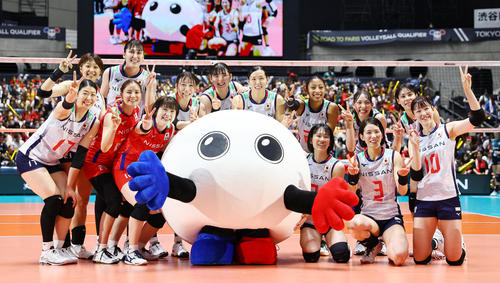 日本対アルゼンチン　アルゼンチンに勝利し指を2本立てて写真に納まる日本の選手たち（撮影・垰建太）