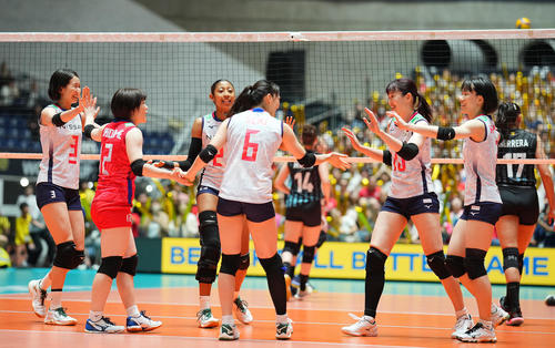 日本対アルゼンチン　第1セット、得点を奪い喜び合う日本の選手たち（撮影・垰建太）