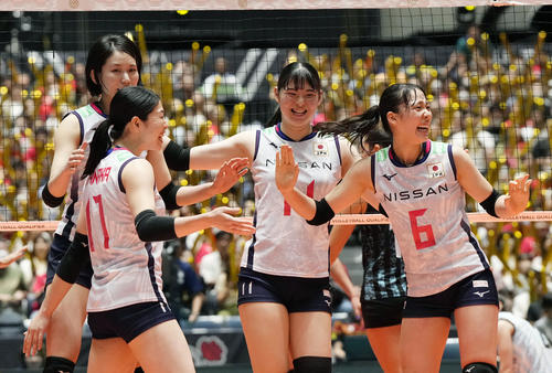 日本－アルゼンチン　第3セット、得点を喜ぶ関（6）ら日本（共同）