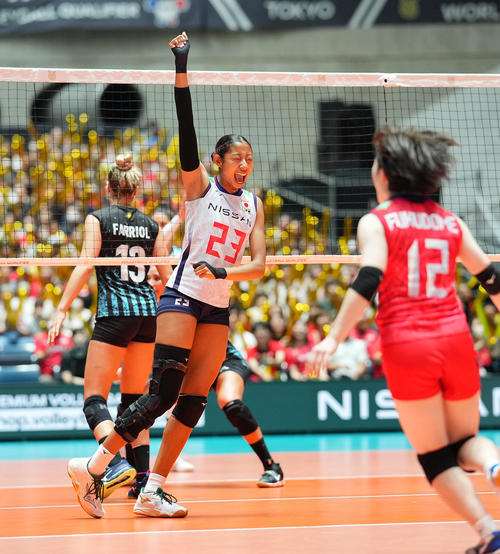 日本対アルゼンチン　第3セット、得点を奪いガッツポーズする宮部（撮影・垰建太）