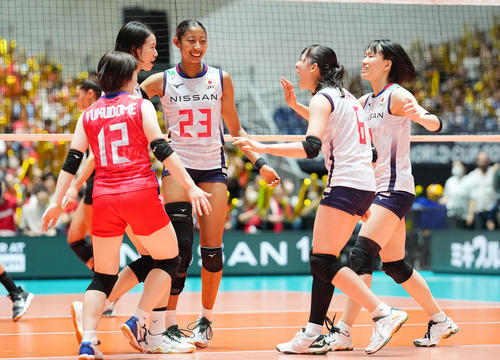 日本対アルゼンチン　第3セット、得点を奪い喜び合う宮部（中央）ら日本の選手たち（撮影・垰建太）