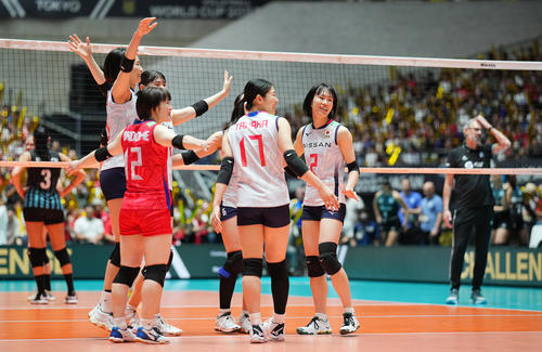 日本対アルゼンチン　アルゼンチンに勝利し喜び合う林（右）ら日本の選手たち（撮影・垰建太）