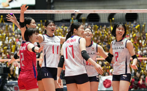 アルゼンチンに勝利し喜ぶ日本（共同）