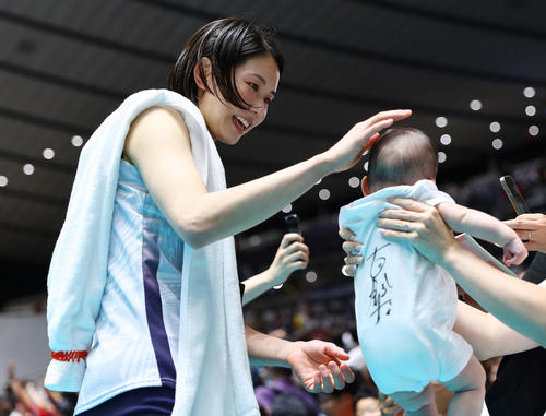 日本対アルゼンチン　アルゼンチンに勝利しファンの子どもにサインし頭をなでる古賀（左）（撮影・垰建太）