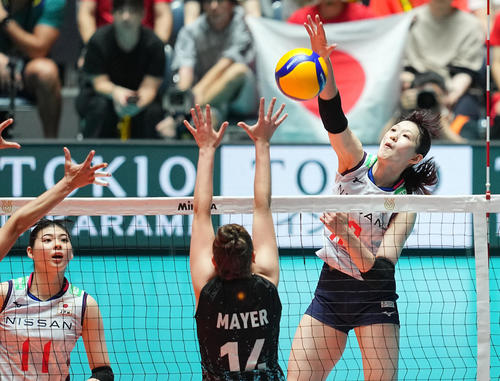 日本対アルゼンチン　第1セット、スパイクを決める井上（右）（撮影・垰建太）