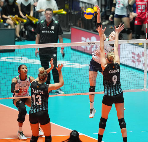 日本対アルゼンチン　第2セット、スパイクを決める古賀（右）（撮影・垰建太）