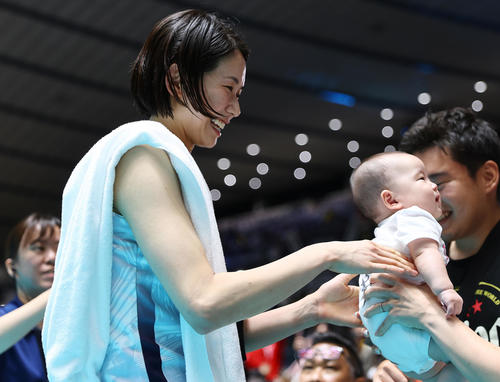 日本対アルゼンチン　アルゼンチンに勝利しファンの子どもにサインし笑顔を見せる古賀（左）（撮影・垰建太）