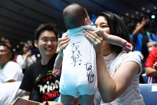 日本対アルゼンチン　アルゼンチンに勝利した日本の石川真佑と古賀紗理那のサインをもらったファン（撮影・垰建太）