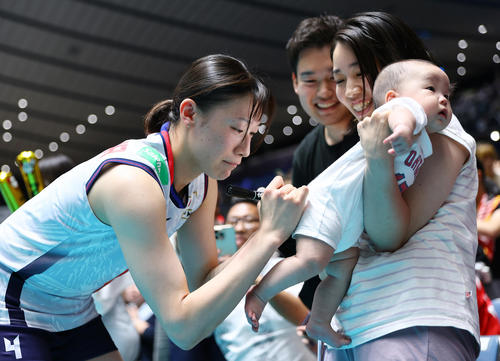 日本対アルゼンチン　アルゼンチンに勝利しファンの子どもにサインする石川（左）（撮影・垰建太）