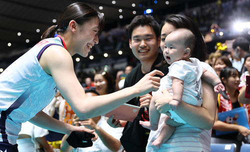 日本対アルゼンチン　アルゼンチンに勝利しファンの子どもにサインする石川（左）（撮影・垰建太）