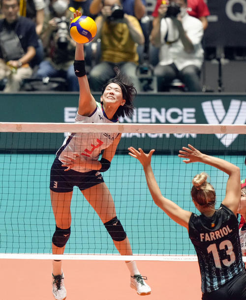 日本対アルゼンチン　第1セット、スパイクを放つ古賀（共同）