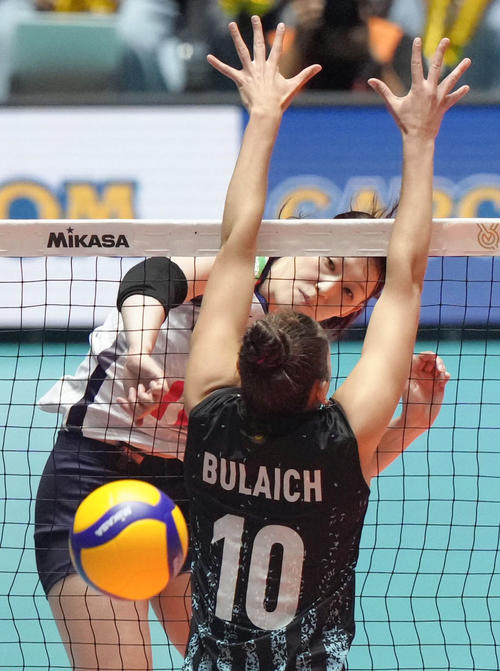 日本対アルゼンチン　第1セット、スパイクを決める井上（共同）