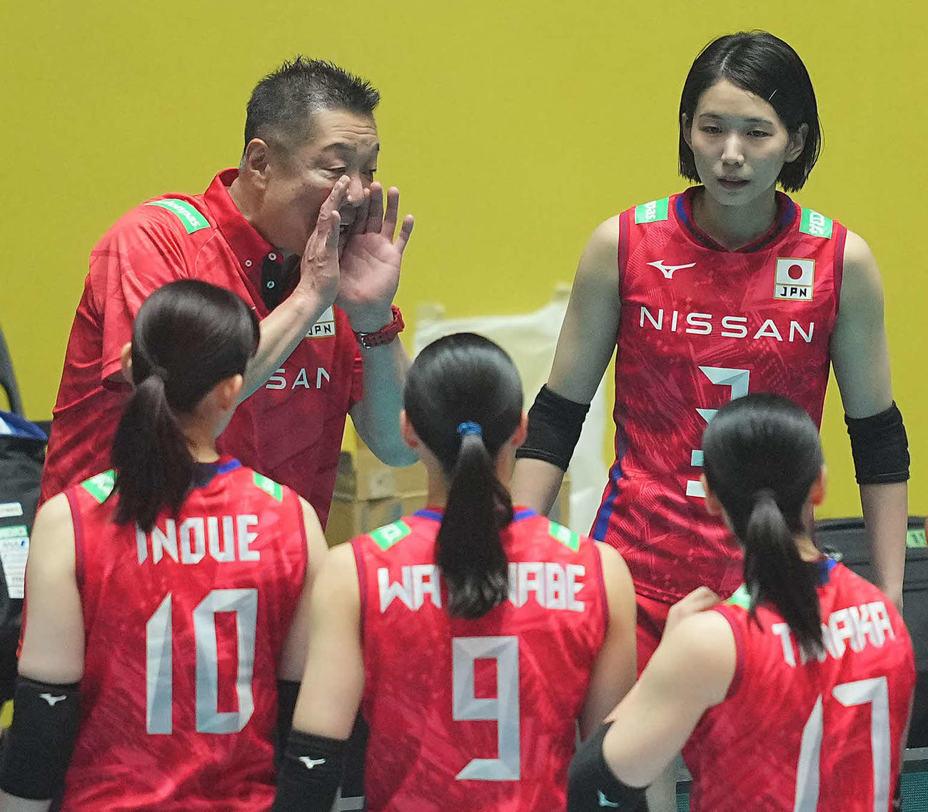 日本対ペルー　円陣で選手たちを鼓舞する日本の真鍋監督（左奥）（撮影・垰建太）